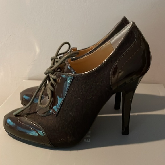 Women’s size 4, heel is 4 inches tall - Picture 5 of 7